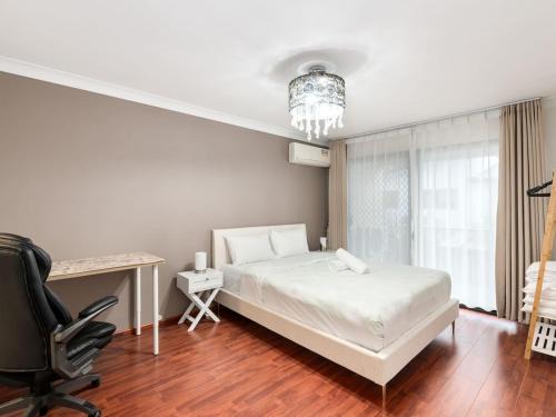 Modern 3BR Townhouse in Calamvale Near Parks and Shops