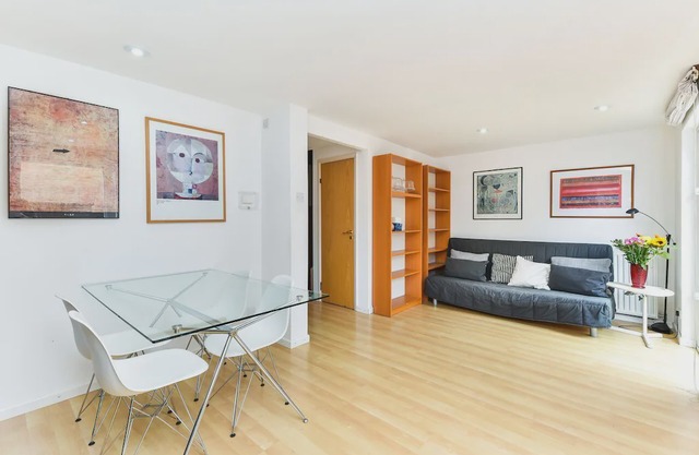 Modern 4 bedroom terraced house by the Thames!