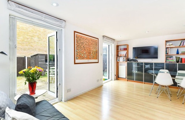 Modern 4 bedroom terraced house by the Thames!