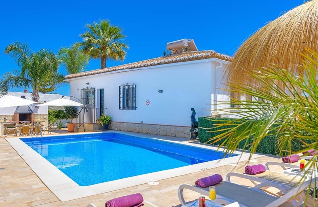 Modern 4 bedroom villa, pool, BBQ, WiFi & Air Con