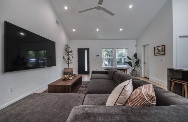 Modern 4BR in Zilker near South Lamar, Walkable, Private, Family Friendly
