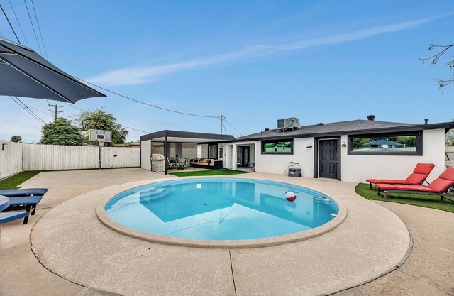 Modern 4BR Retreat w/Pool in sunny Phoenix