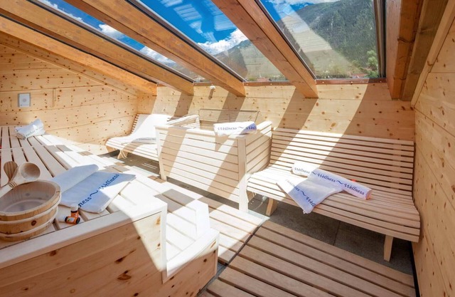 Modern 4SZ penthouse with roof terrace, glass outdoor sauna, directly at the cable car