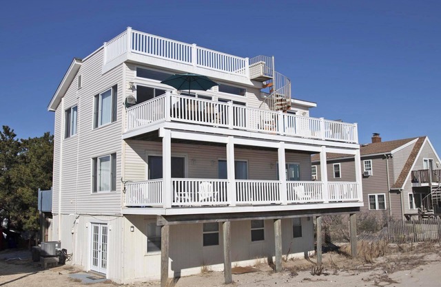Modern 5/6 Bedroom Oceanfront House with Stupendous Ocean Views