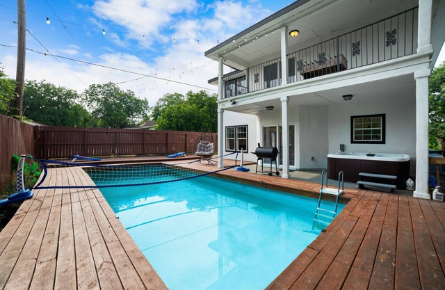 Modern 5 BR Sleeps 16 with Pool, Spa, Air Hockey, BBQ & Games Near Downtown!