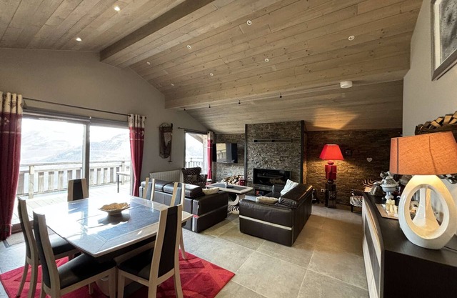 Modern 5-room apartment near slopes with fireplace, terrace, parking and wood included