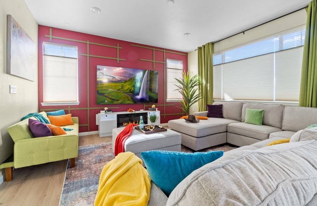 Modern 5BR Getaway, Hot Tub, Game Room, Fireplace,Grill & Pet-Friendly Stay