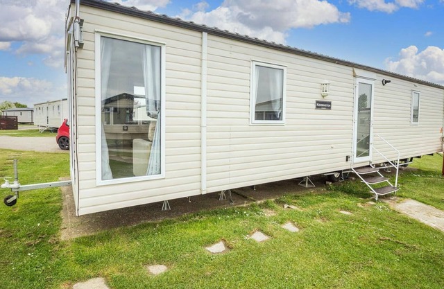 Modern 6 berth caravan at Highfield Grange near Clacton-on-Sea ref 26302E
