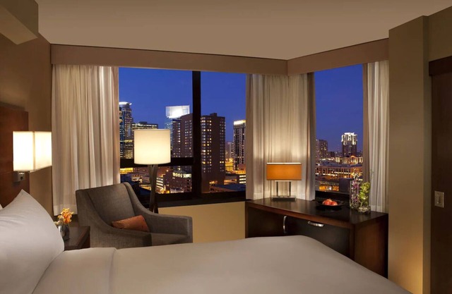Modern And Comfortable Room, Indoor Pool, Convention Center Minutes Away!