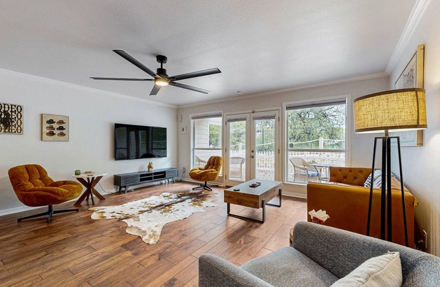 Modern and cozy apartment in downtown with patio, close to lake & restaurants