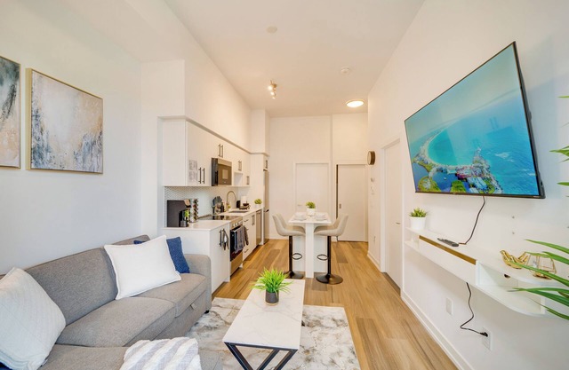 Modern and Cozy in Central KW w/Gym