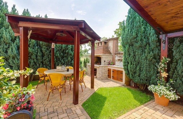 Modern and fully equipped apartment with a private garden near Porec