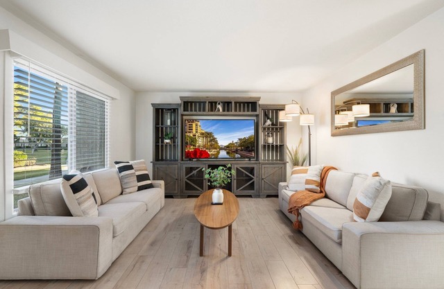 Modern and Spacious 3 Bdrm Scottsdale Townhouse!