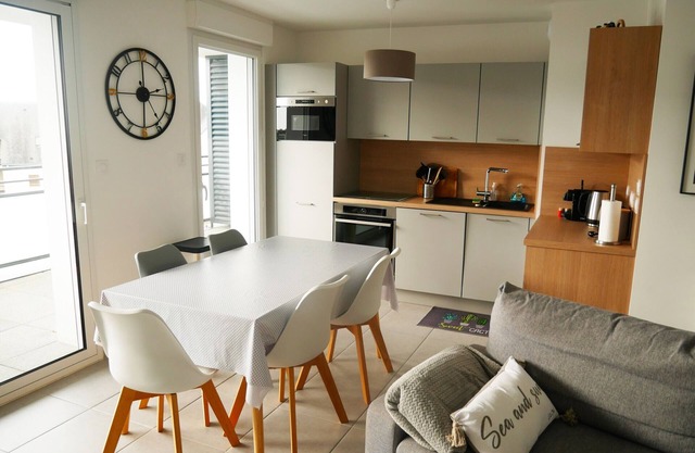 Modern Apartment, 2 Bed, 4 Guests - Near Beach & Shops, Activities Galore!