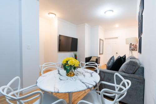 Modern Apartment By Central Park - 3 BR
