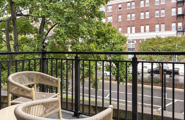 Modern Apartment in Prime Location (ID8416X37)