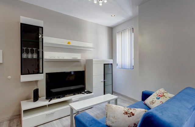 Modern Apartment just off the Promenade