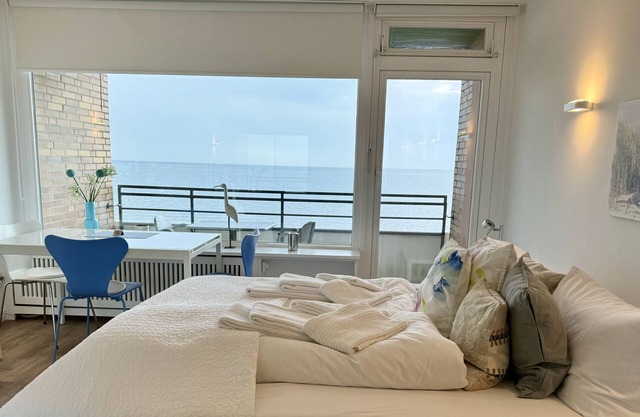 Modern app. with balcony, sea view, parking space, WLAN. Pets allowed.