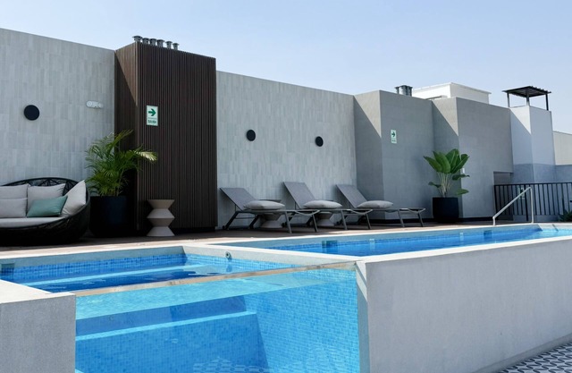 Modern Apt 1BR, Queen Bed, Fast WiFi, Pool & Gym
