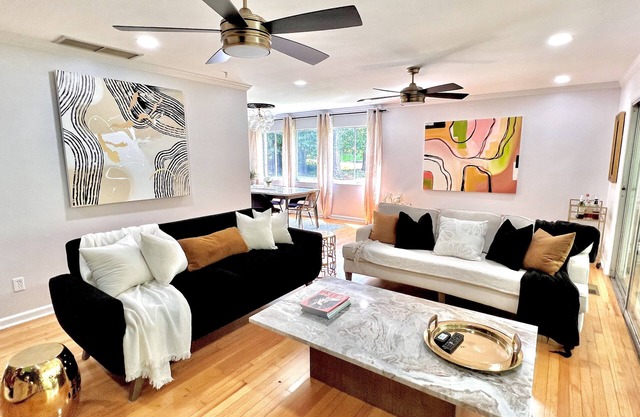 Modern Artsy 4bd/2ba Central w/1PM CHECK IN! 5beds/Sleeps 10
