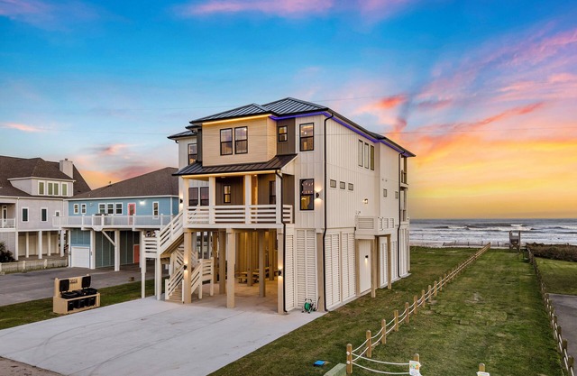 Modern Beachfront Retreat in Crystal Beach – Pool, Elevator & Sleeps 20