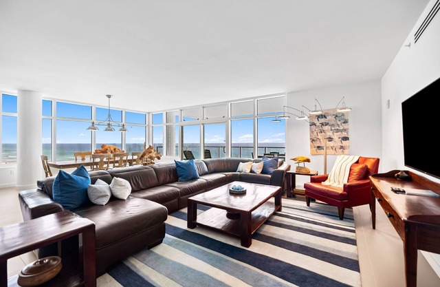Modern Beachfront Condo w/Luxe Amenities & private beach access in Destin! 🌊🌴☀