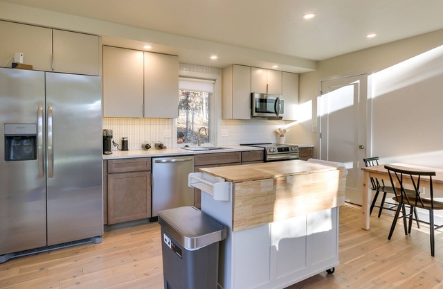 Modern Berkeley Springs Cabin w/Private Hot Tub!