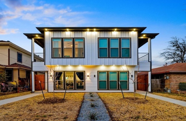 Modern Bishop Arts Home/Large Groups/Garage/Sleeps 8