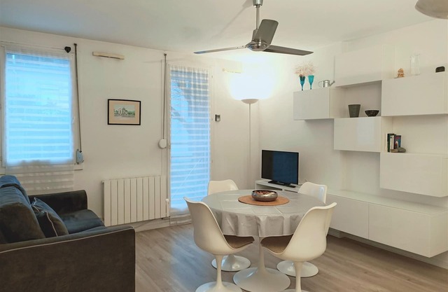 Modern bright studio with parking, pets allowed