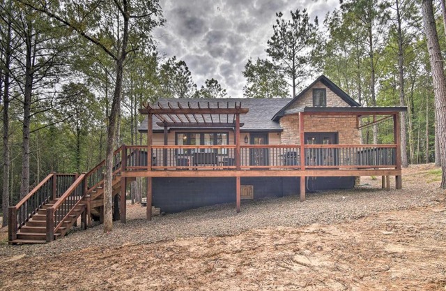 Modern Broken Bow Cabin Large Deck, BBQ and Pergola
