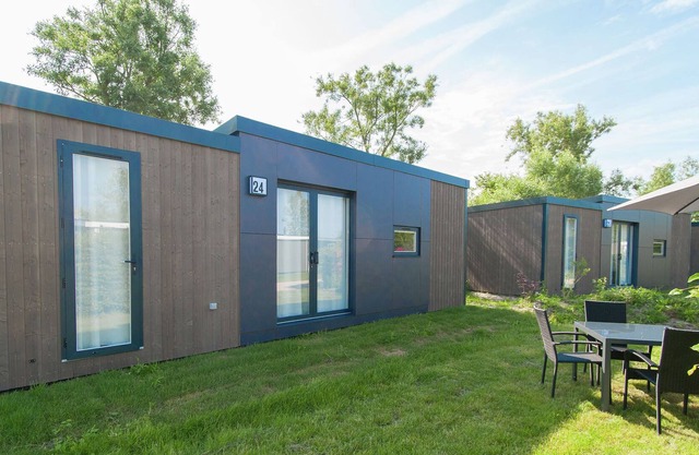Modern chalet with two bathrooms, close to the North Sea