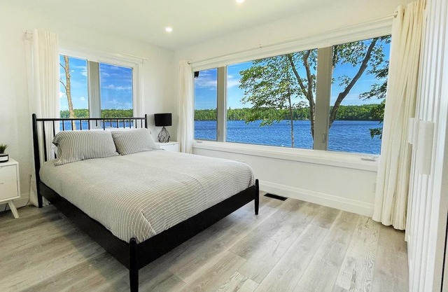 Modern Waterfront Cottage - Stunning Panoramic Views - Tranquil Lake Retreat🏡☀️
