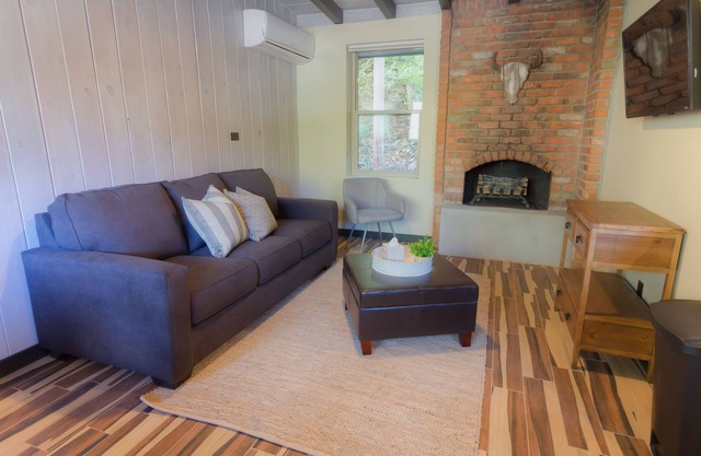 Modern cabin for 4 with views of the red rocks and next to Slide Rock State park