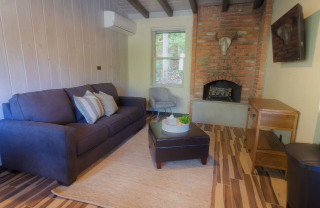 Modern cabin for 4 with views of the red rocks and next to Slide Rock State park