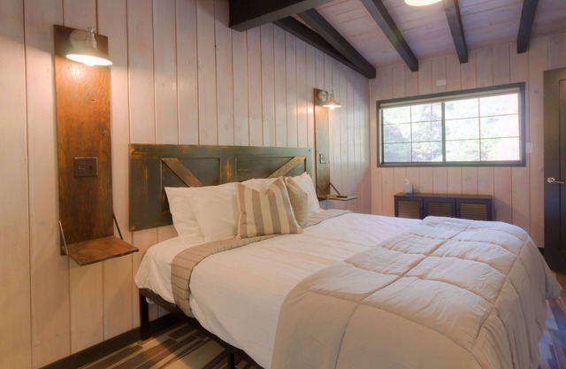 Modern cabin for 4 with views of the red rocks and next to Slide Rock State park
