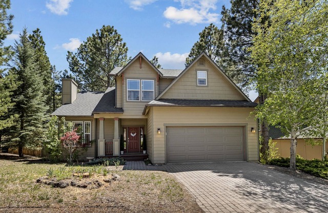 Modern Cabin Minutes to Flagstaff! Trailside Retreat w/Trails/Park & 2 Car Garage