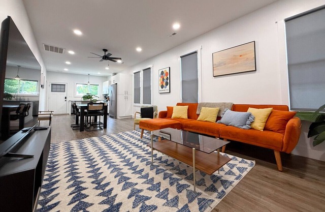 Modern Cargo District Gem | Walk to Shops & Downtown | King Bed