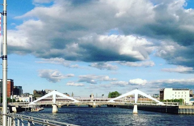 Modern Central 2 Bed Riverview Apartment free parking near cop 26 short walk