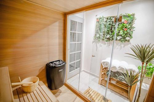 Modern Central Luxury Home with Hot Tub Sauna 12PPL