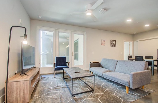 Modern Chic 3BR in Houston Heights by Stay Gia