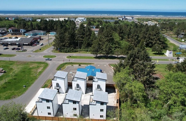 Modern Coastal Getaways # 2 ~Brand New in Downtown Ocean Shores~