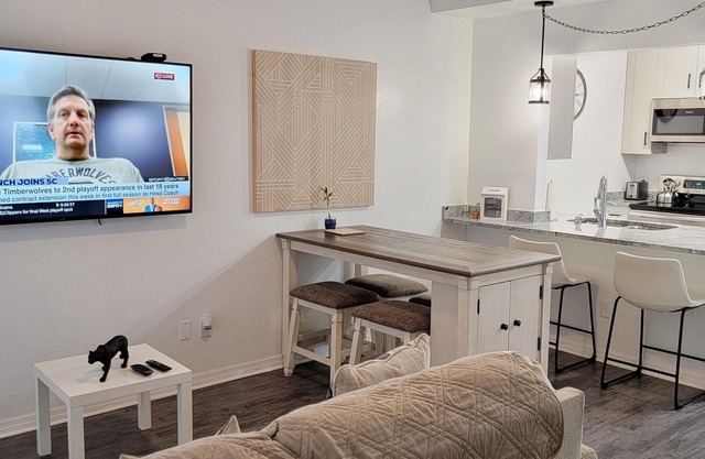 🌟 Modern Comfort Awaits in Gainesville Condo 🌆🏡