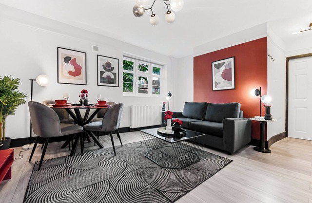 Modern Comfort: Stylish 2BR Haven for 5