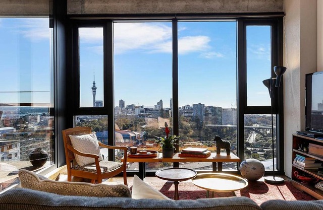 Modern, comfortable, amazing views + carpark