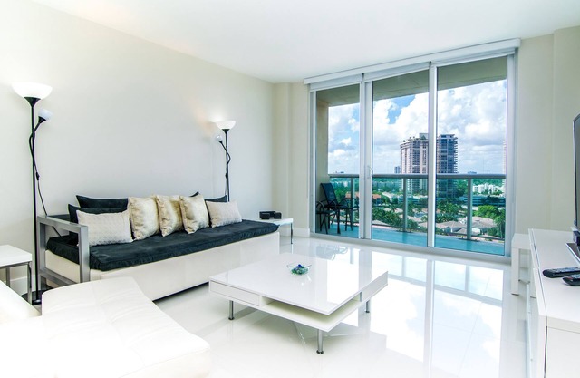 Modern condo w/bay views. WiFi, parking, tennis, playground and more!