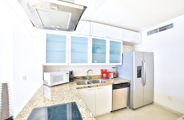 Modern condo with patio and balcony overlooking 5th Ave. 4 minute walk to beach!