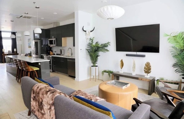 Modern Condo w Patio City Views Heart of DT Austin