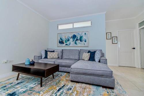 Modern Condo with Pool New Kingston