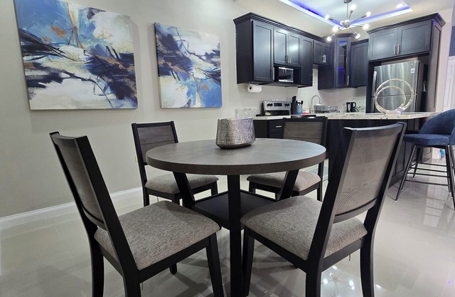 Modern corporate Travel apartment in Central Kingston close to all ammenities