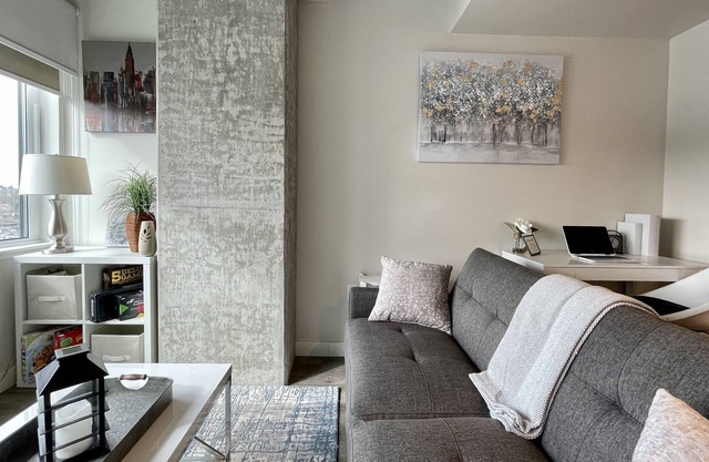 Modern Cozy 1Bdrm High-Rise Near Airport/Dine/Shop/Remote
